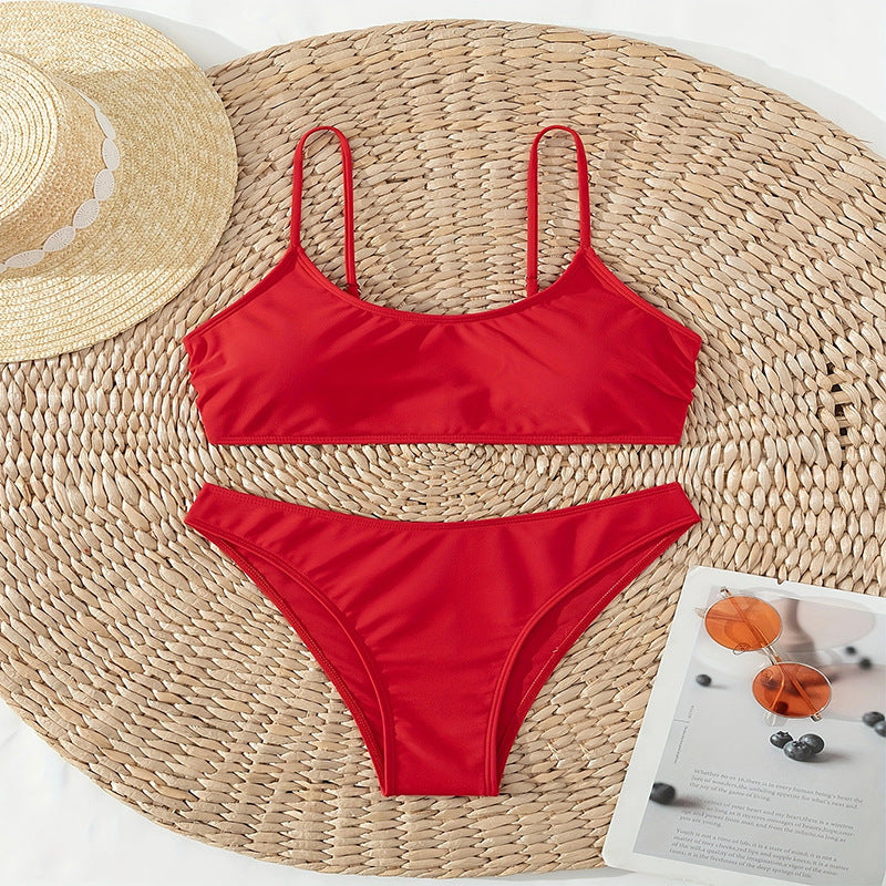 Stilren dam högmidjad bikini med smala band, perfekt för strand och pool. Elastisk midja för komfort.