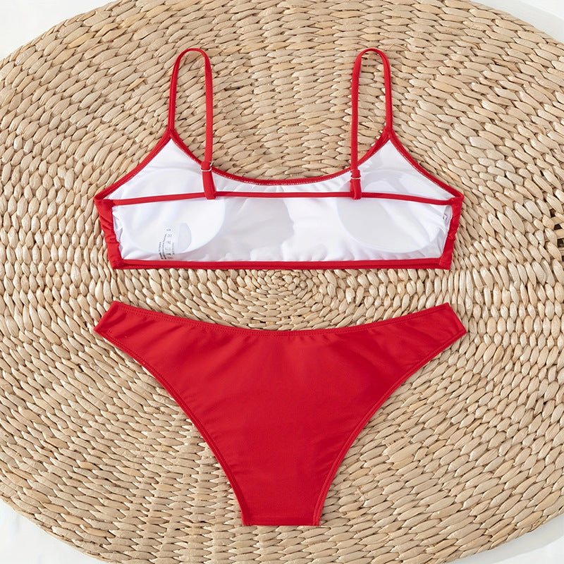 Dam bikinitopp med smala justerbara band, designad för bekväm passform under sommardagar. Moderna badkläder.