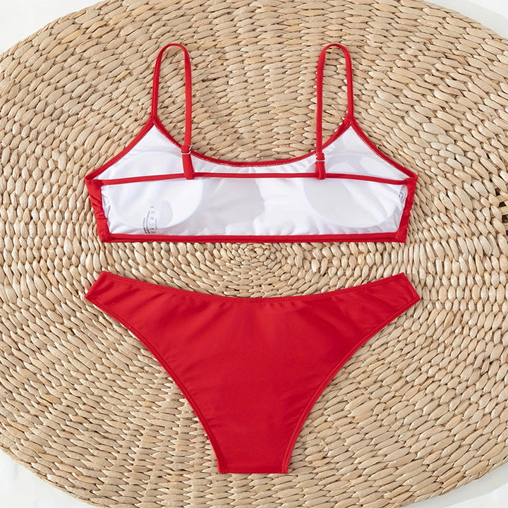 Dam bikinitopp med smala justerbara band, designad för bekväm passform under sommardagar. Moderna badkläder.