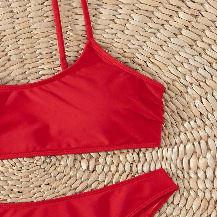 Högmidjad bikinibyxa med elastisk midja, smickrande passform för strandmode och badkläder. Kvinnors sommarstil.