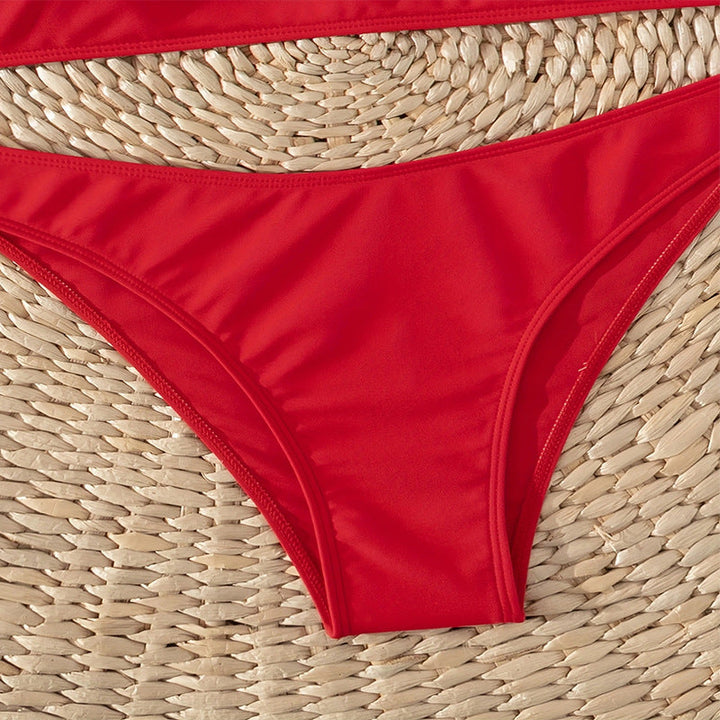 Röd högmidjad dambikini med smala band och elastisk midja. Perfekt sommarstil vid poolen och stranden.