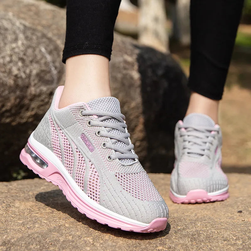 Rosa lätt vadderad damsneaker med snörning, bekväm promenadsko för en modern look.