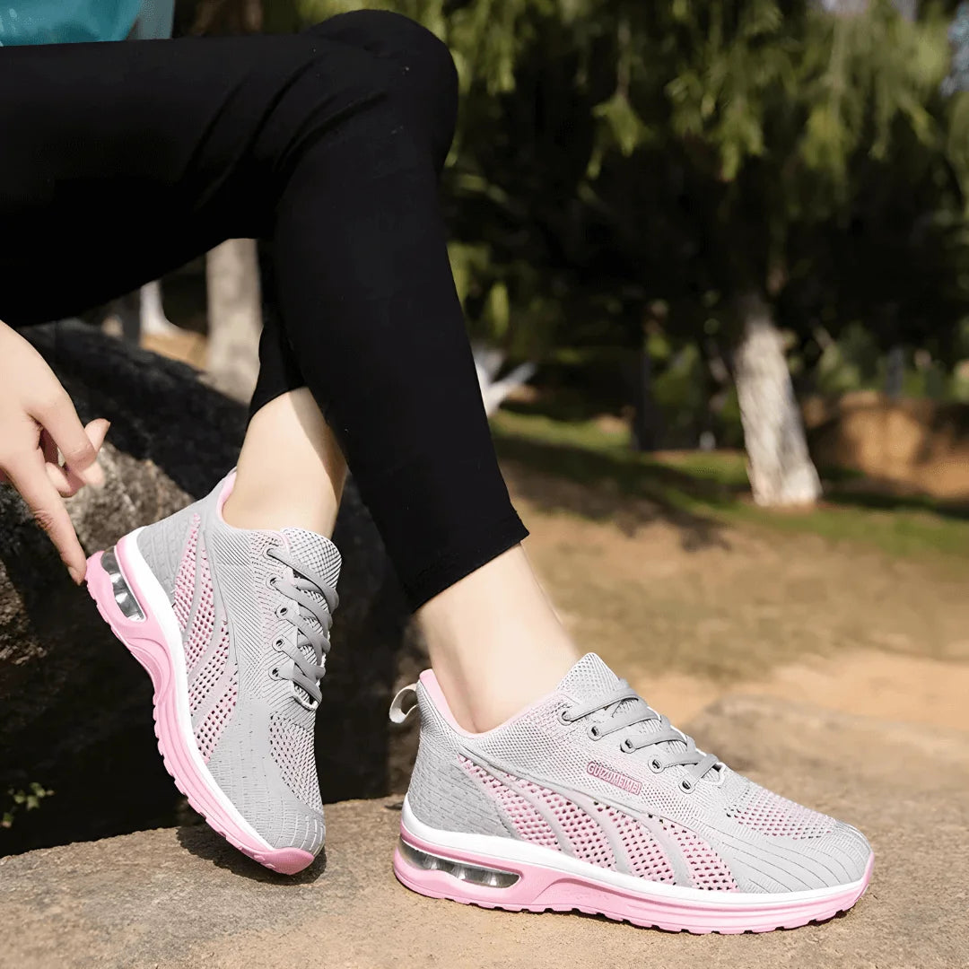 Sidovy av en modern lågprofils damsneaker i rosa, lätt och bekväm för aktiva dagar.