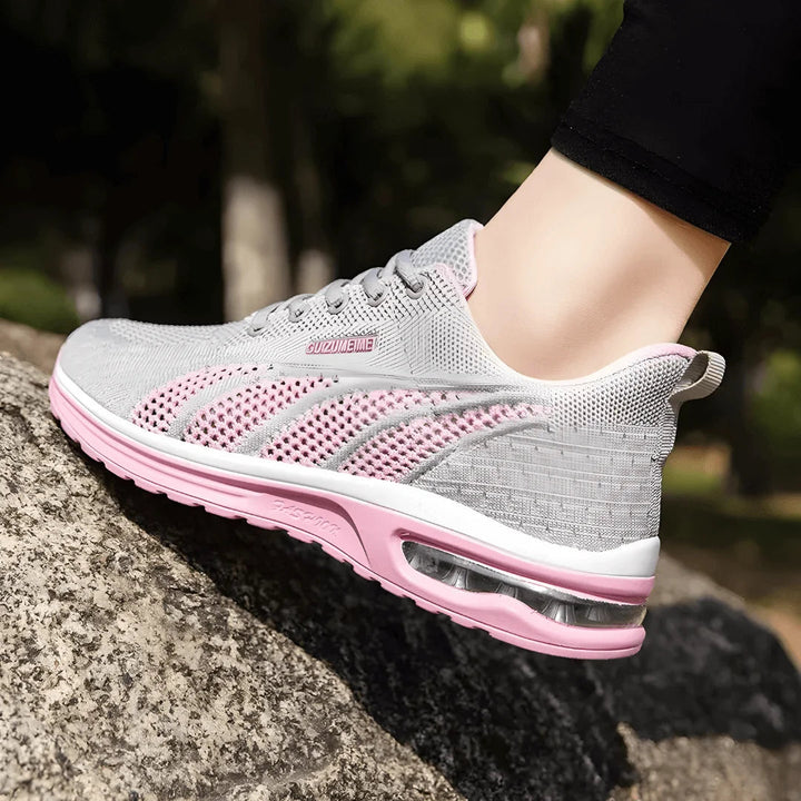 Lätt och bekväm rosa damsneaker, perfekt som promenadsko med vadderad design för långa turer.