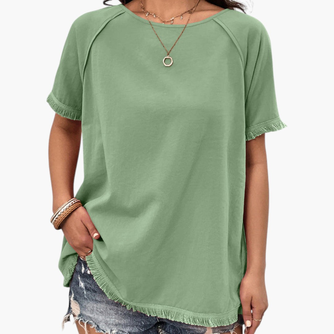 Stilren dam raglan t-shirt med chic mintgrön färg och trendiga fransdetaljer, perfekt för sommar och casual look.
