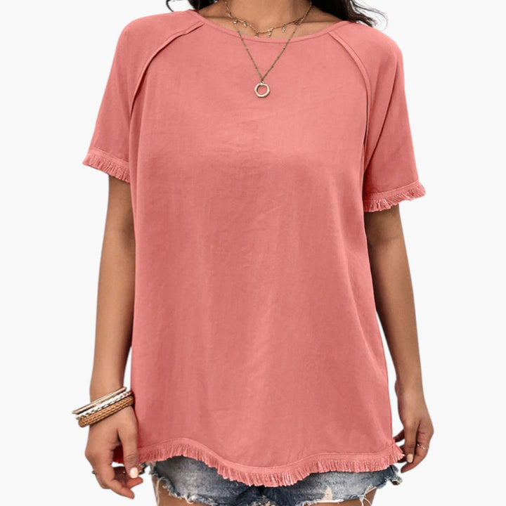 Elegant rosa dam t-shirt med raglanärmar och snygga fransar. Rund hals, avslappnad passform för boho chic stil.