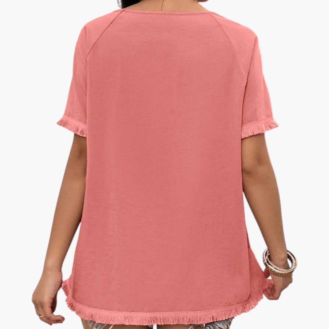 Avslappnad dam t-shirt i aprikos eller mintgrön med raglanärm och fransar. Sommartopp med rund hals, boho chic.