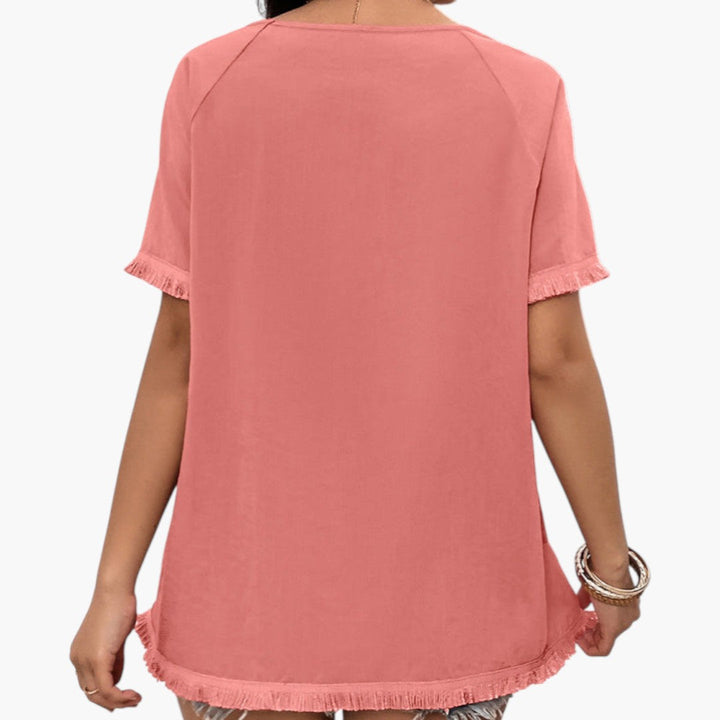 Avslappnad dam t-shirt i aprikos eller mintgrön med raglanärm och fransar. Sommartopp med rund hals, boho chic.