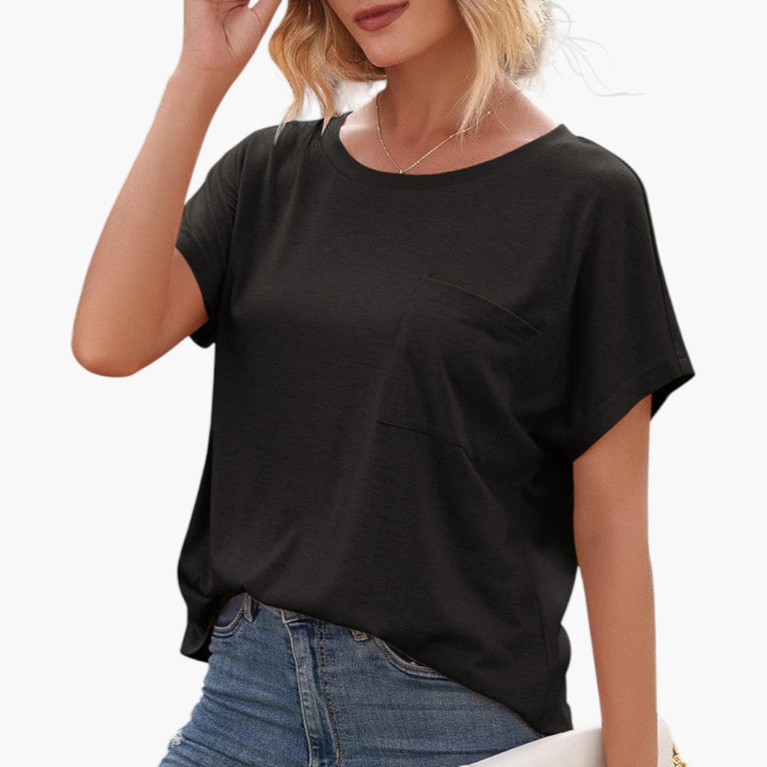 Mjuk och bekväm dam t-shirt, kortärmad med bröstficka. Ett mångsidigt basplagg för sommar och vardag.