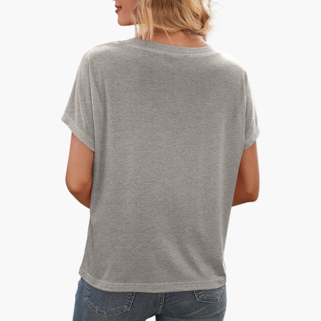Enkel, stilren dam t-shirt med bröstficka. Kortärmad och bekväm för sommarens alla vardagsäventyr.