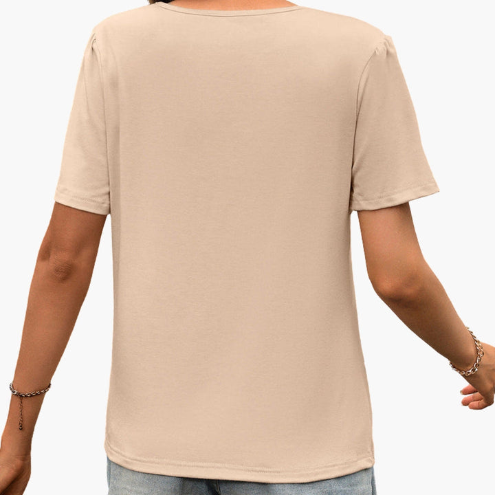 Modern kortärmad dam t-shirt med trendiga frontpaneler. Bekväm rundhalsad topp för sommar och vardagsmode.