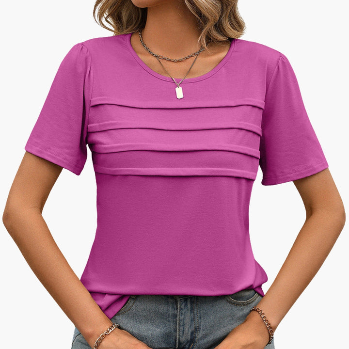 Elegant dam t-shirt med rund hals, kort ärm och distinkta frontpaneler. Idealisk vardagstopp för kvinnor.