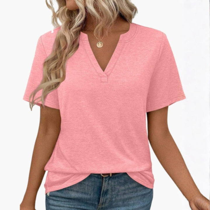 Stilren dam t-shirt med V-ringning, kortärmad vardagsfavorit för en bekväm och avslappnad look.