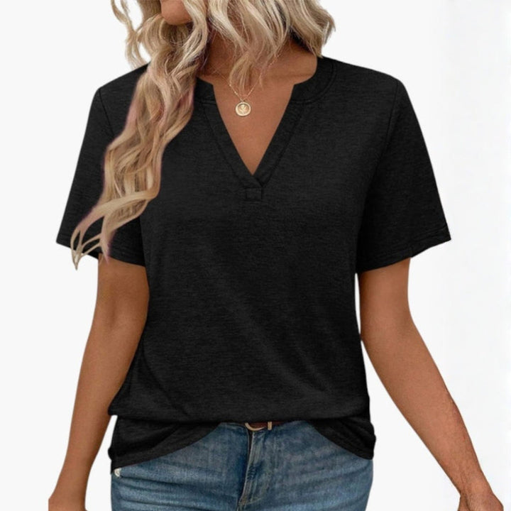Modell bär bekväm enfärgad dam t-shirt med V-ringning, perfekt vardagströja för sommar och mode.