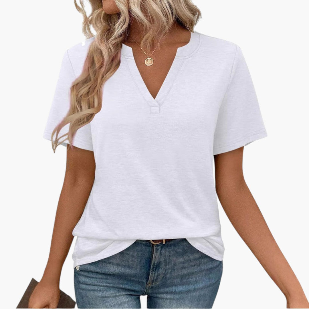Avslappnad modetshirt för dam med V-ringning, kortärmad. En stilren och bekväm vardagsfavorit.