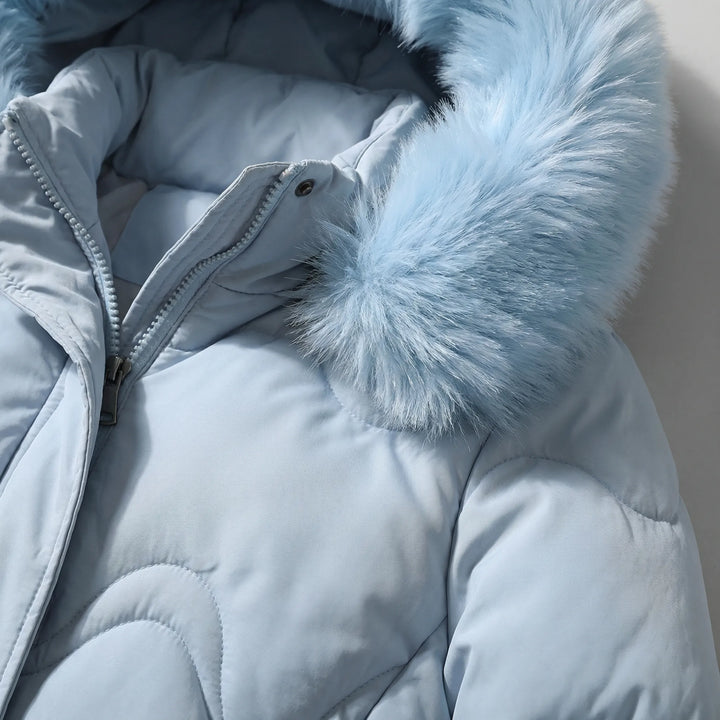 Detaljbild på vattenavvisande material i Dam Victoria parka, en varm och slitstark ytterplagg.