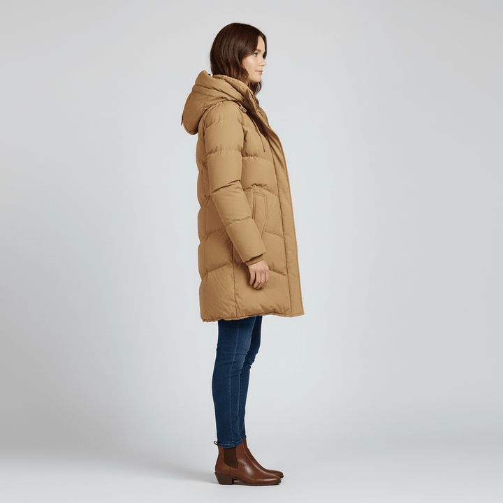 Elegant och funktionell damvinterparka med huva, skyddar mot vind och isande kyla.