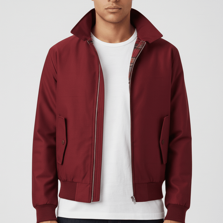 Herrar figursydd Harringtonjacka med elegant design. Ett stilrent ytterplagg för den medvetne mannen.
