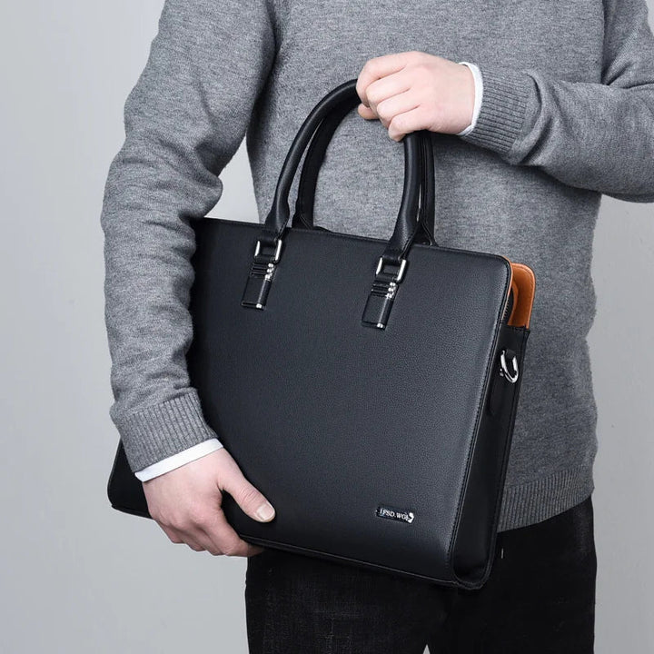 Man bär en stilren aktväska för laptop, perfekt som professionell pendlarväska. Organiserad arbetsväska.