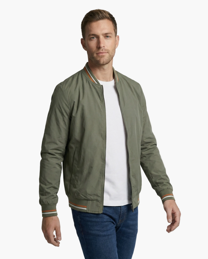 Stilren herr-bomberjacka med ribbad krage, perfekt för casual herrmode. Snygg vår- och höstjacka.