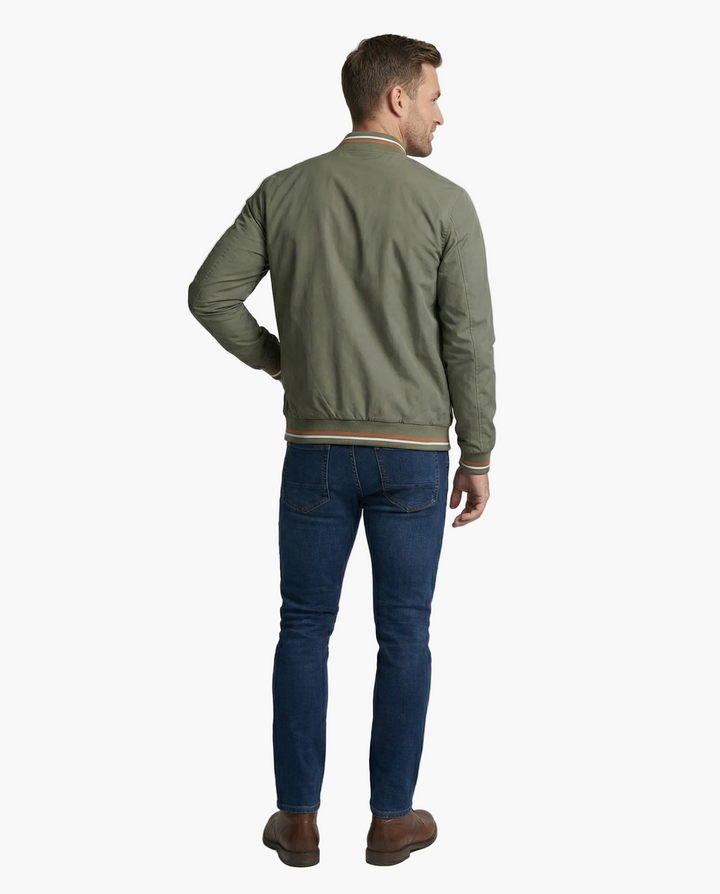 Man bär en stilren bomberjacka, perfekt casual ytterplagg för en modern look.