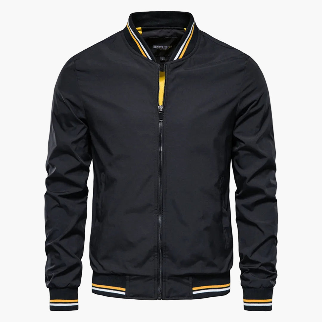 Baksida av en stilren herr-bomberjacka som visar den bekväma passformen. Perfekt casual ytterplagg.