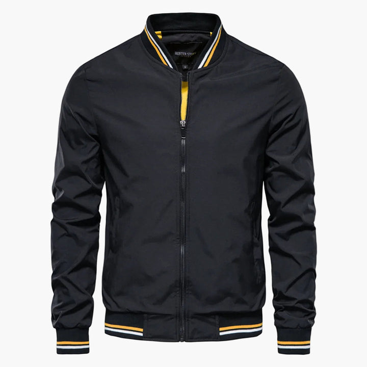Baksida av en stilren herr-bomberjacka som visar den bekväma passformen. Perfekt casual ytterplagg.