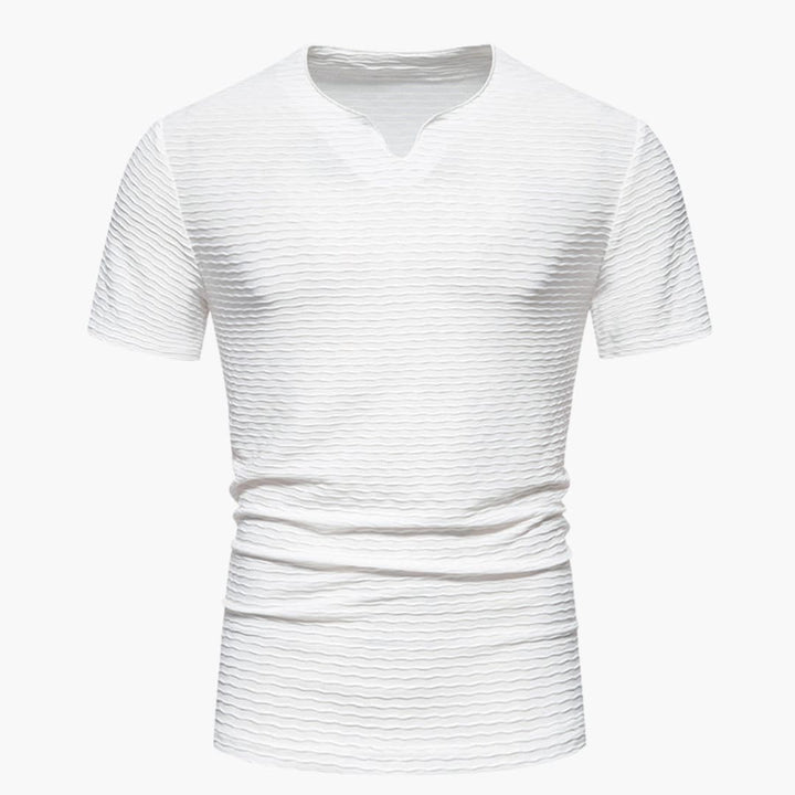 Stilren herr t-shirt med elegant notch-ringning, unik vågtextur. Perfekt kortärmad för casual sommarvardag.