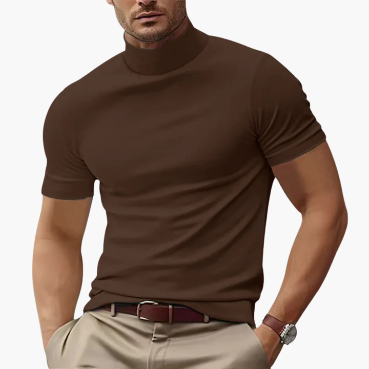Stilren herr-t-shirt med polokrage och korta ärmar i figurnära passform. Ett elegant basplagg för vardag.