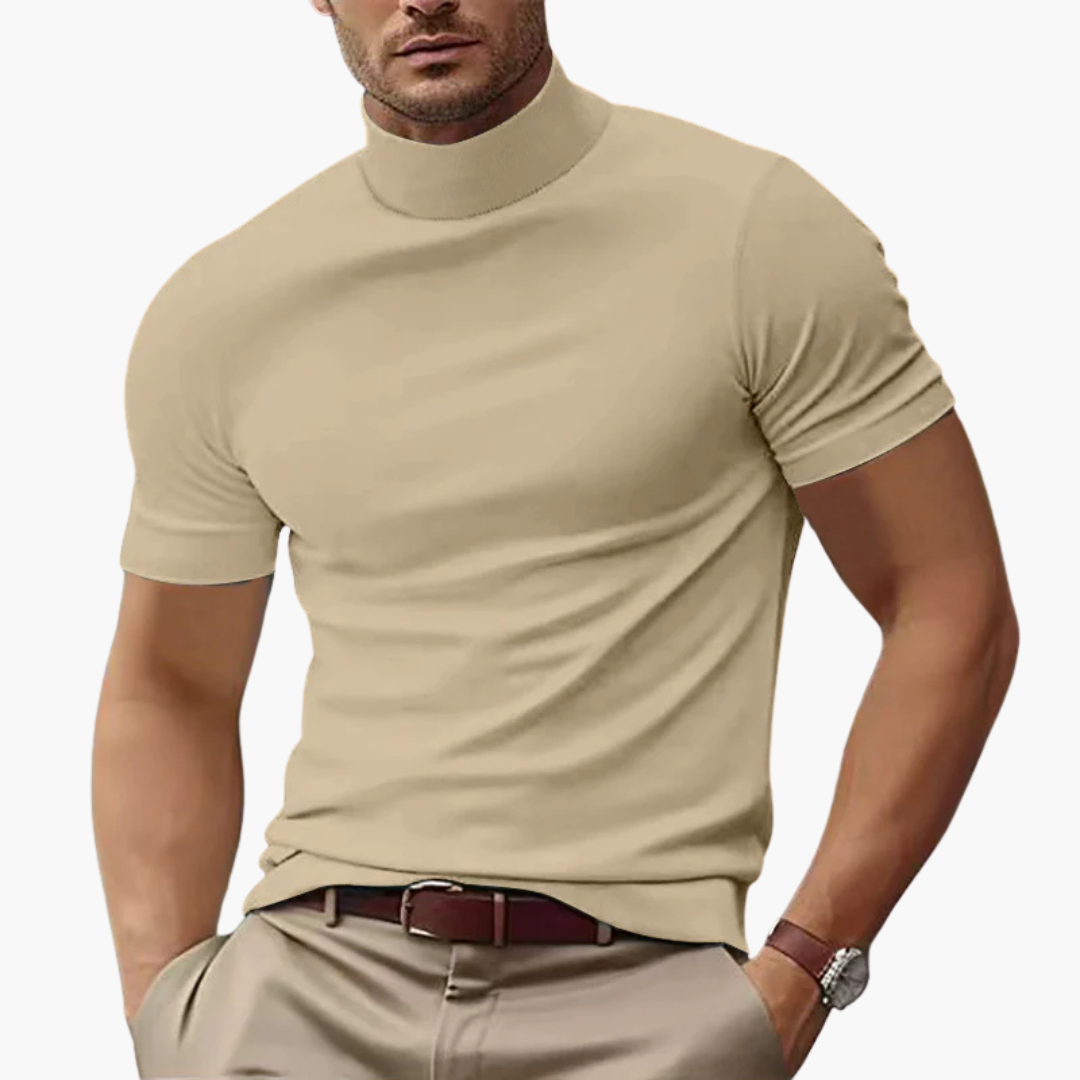 Bekväm figurnära herrpolotröja med korta ärmar. Perfekt för sommar och en stilren vardagslook.