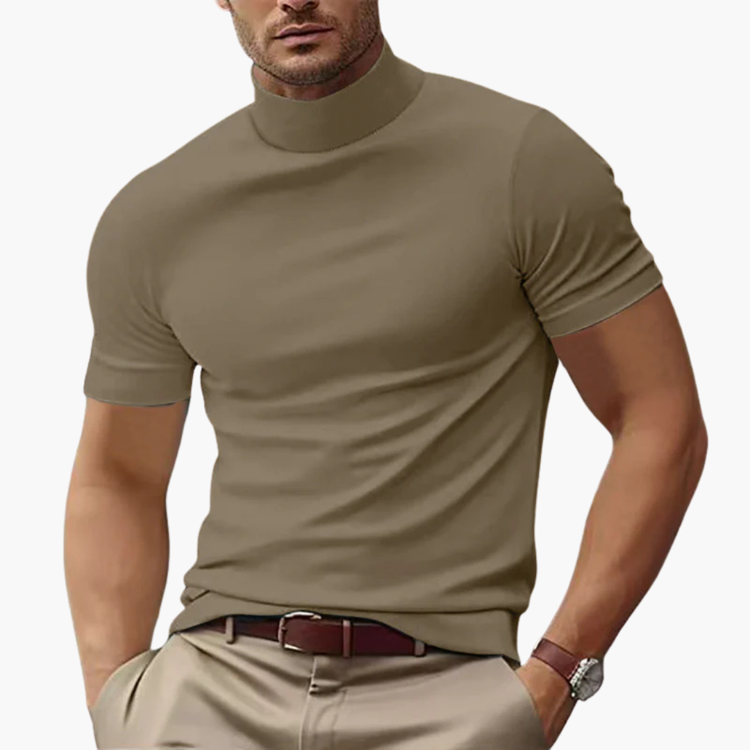 Elegant herrpolo med korta ärmar och figurnära design. Ett perfekt val för vardag och sommar.