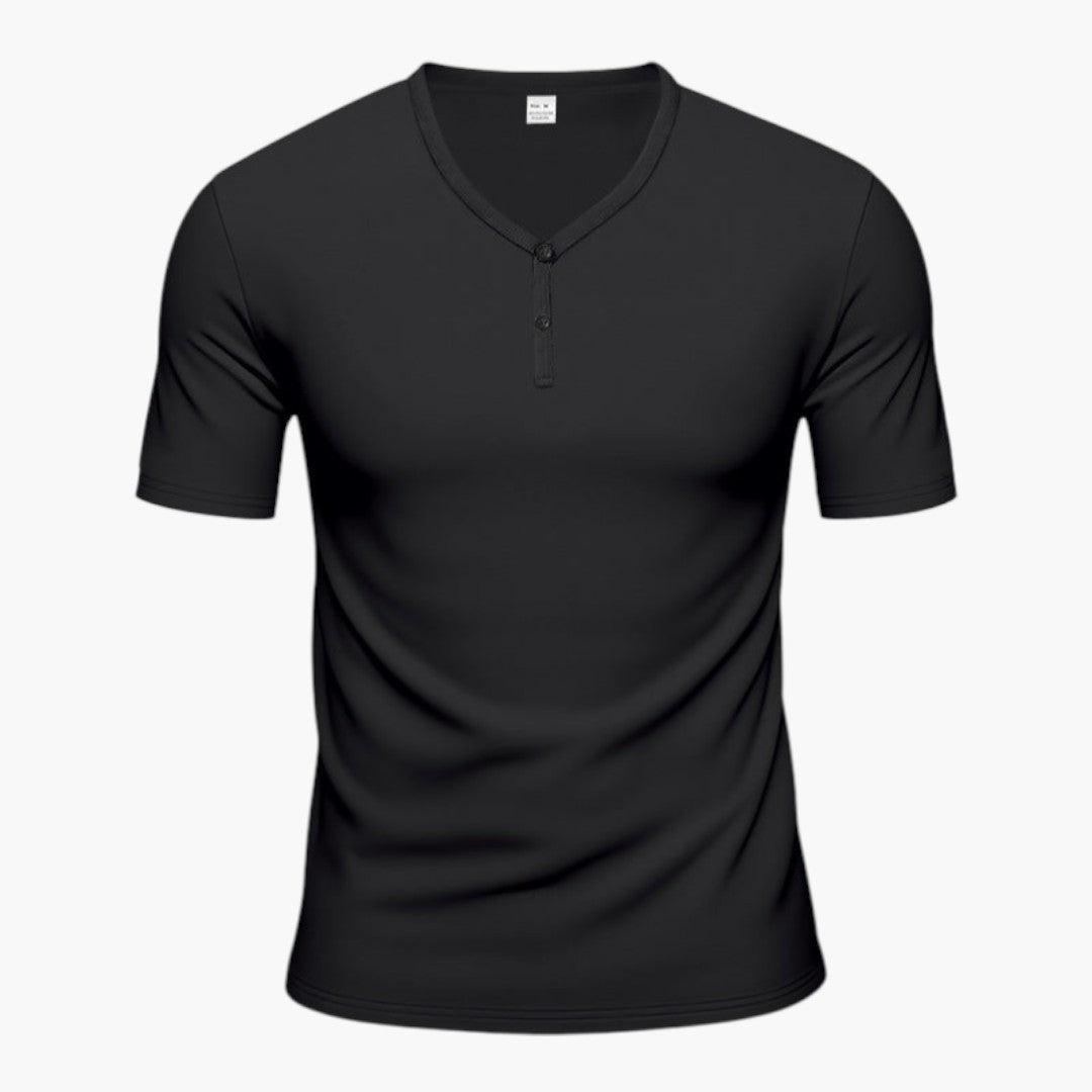 Stilren herr t-shirt med V-ringning och knappslå. Ett bekvämt basplagg med korta ärmar för vardagsbruk.