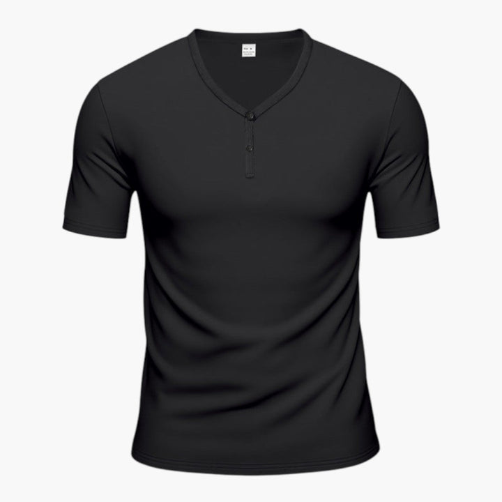 Stilren herr t-shirt med V-ringning och knappslå. Ett bekvämt basplagg med korta ärmar för vardagsbruk.