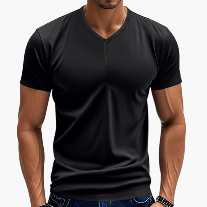 Herr t-shirt med V-hals och knappslå, perfekt för herrmode. Ett enfärgat, bekvämt vardagsplagg.