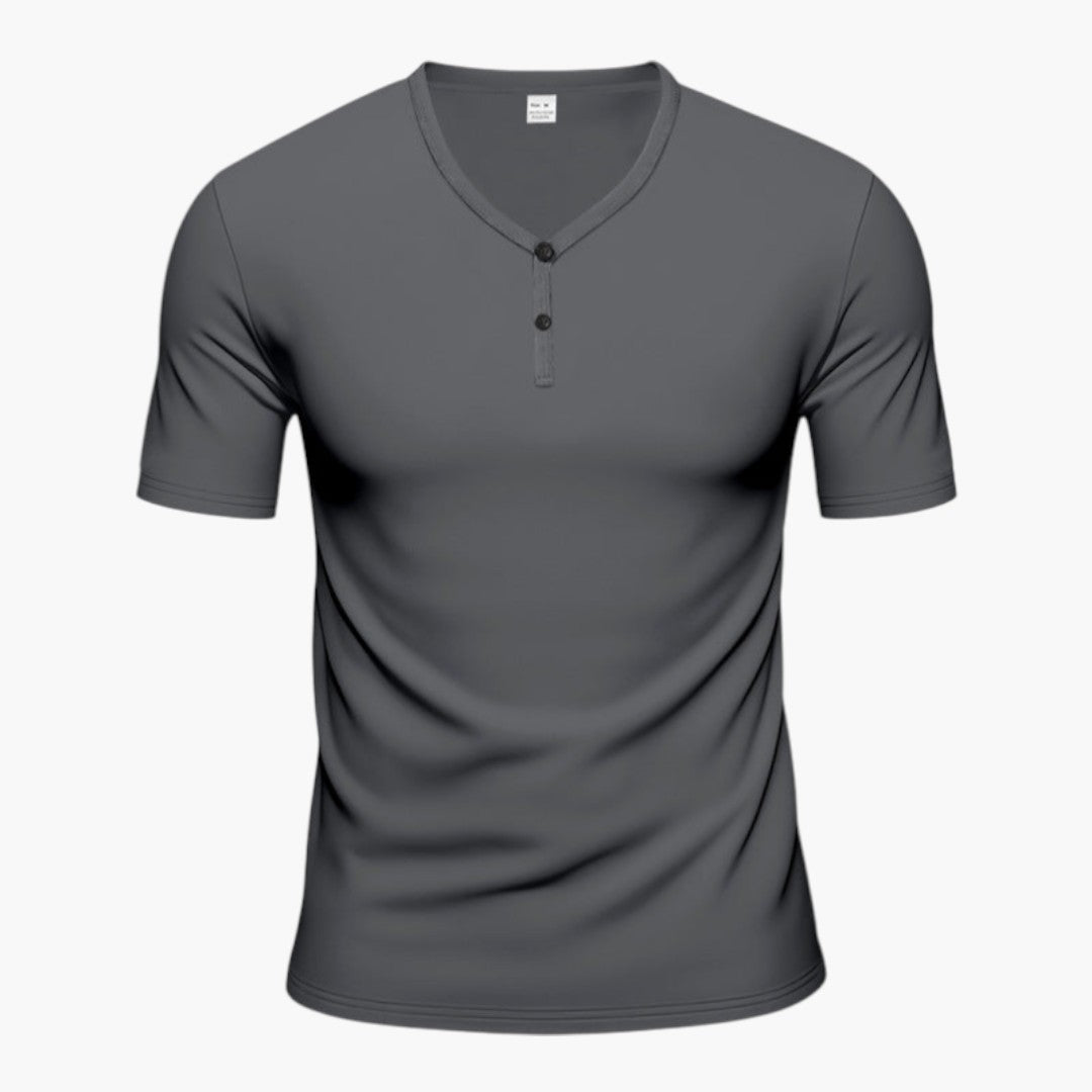 Enfärgad herr t-shirt med knappslå och V-ringning. Ett klassiskt basplagg för en avslappnad men stilren look.