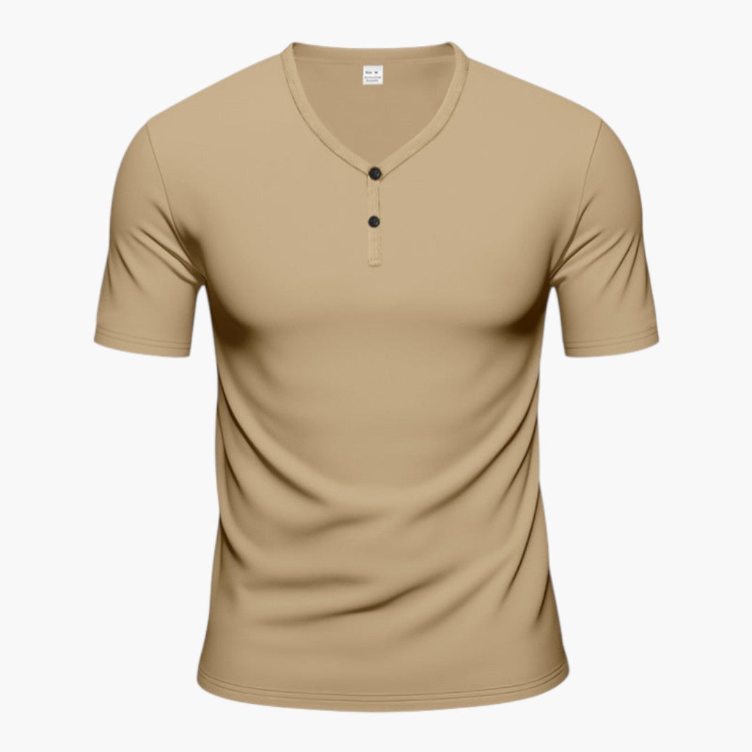 Närbild på knappslå och V-ringning på en stilren herr t-shirt med korta ärmar. Fokus på detaljer.