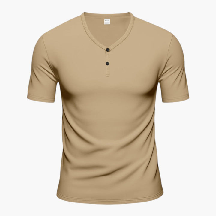 Närbild på knappslå och V-ringning på en stilren herr t-shirt med korta ärmar. Fokus på detaljer.