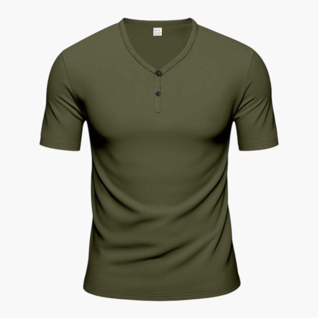 Herr t-shirt med V-ringning, korta ärmar och knappslå. Ett mångsidigt vardagsplagg för herrmode.