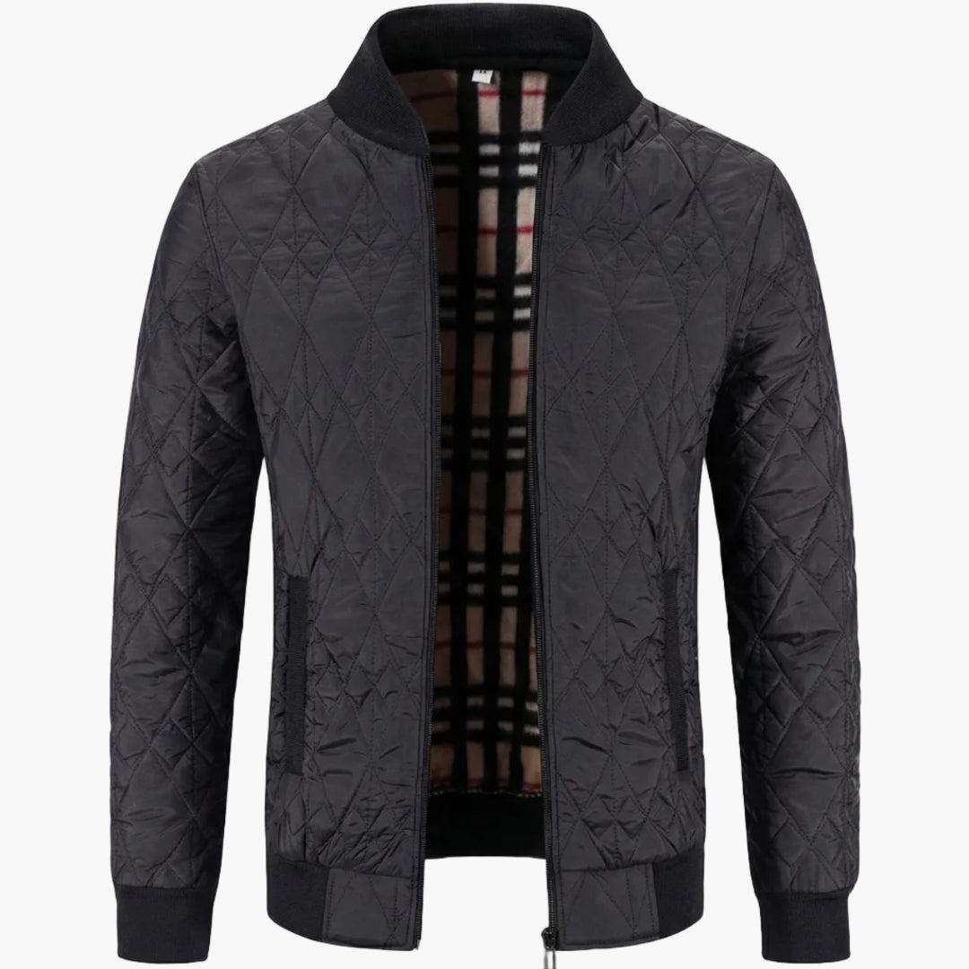 Svart herrjacka, quiltad och vadderad. Ett stilrent ytterplagg för en casual look.