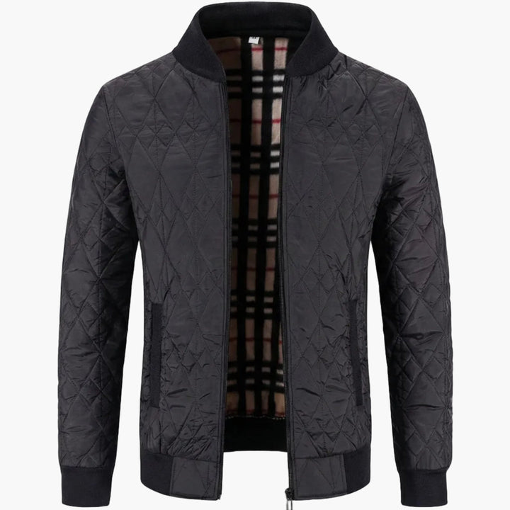 Svart herrjacka, quiltad och vadderad. Ett stilrent ytterplagg för en casual look.