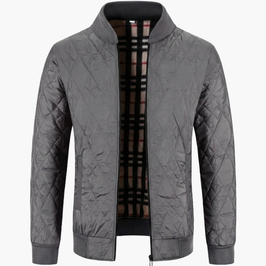 Grå herrjacka, lätt vadderad med modern quiltad yta. Casual och bekvämt ytterplagg.