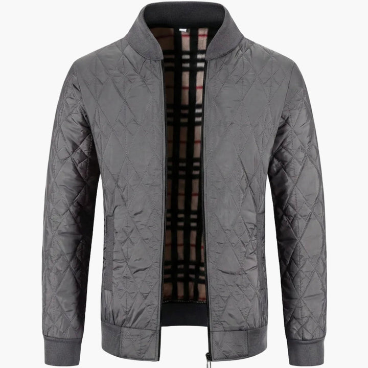 Grå herrjacka, lätt vadderad med modern quiltad yta. Casual och bekvämt ytterplagg.