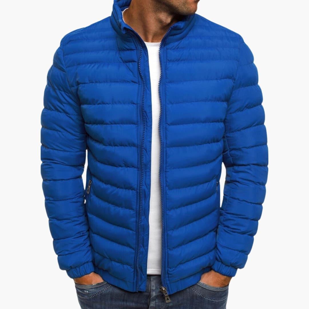 Elegant quiltad herrjacka med diskreta fickor, idealisk som ytterjacka för vår och höst.