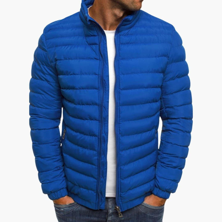 Elegant quiltad herrjacka med diskreta fickor, idealisk som ytterjacka för vår och höst.