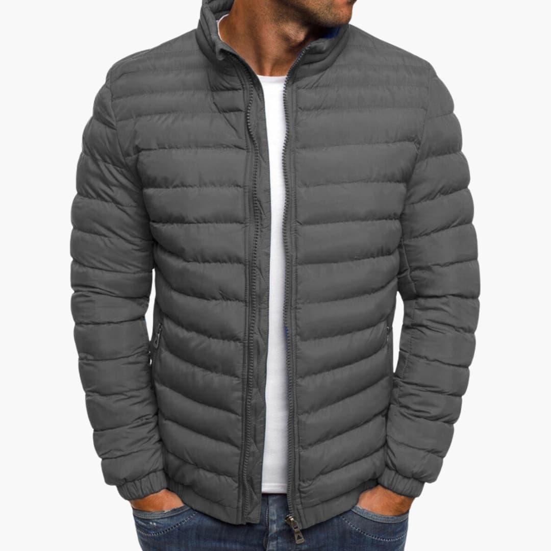 Quiltad herrjacka som passar casual outfits, med dragkedja och fickor, perfekt för vardag och fritid.