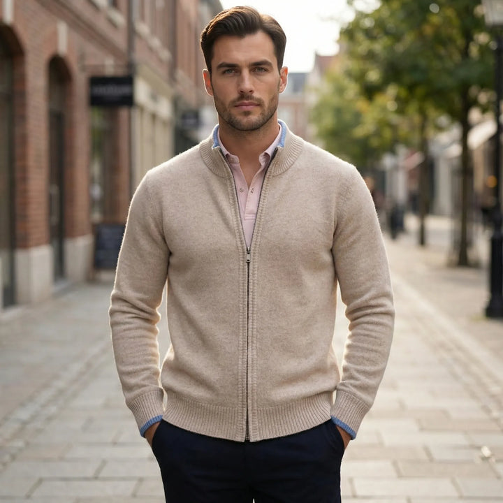 Stilren herrkofta med dragkedja, regular fit. Bekväm stickad cardigan för mångsidig komfort.