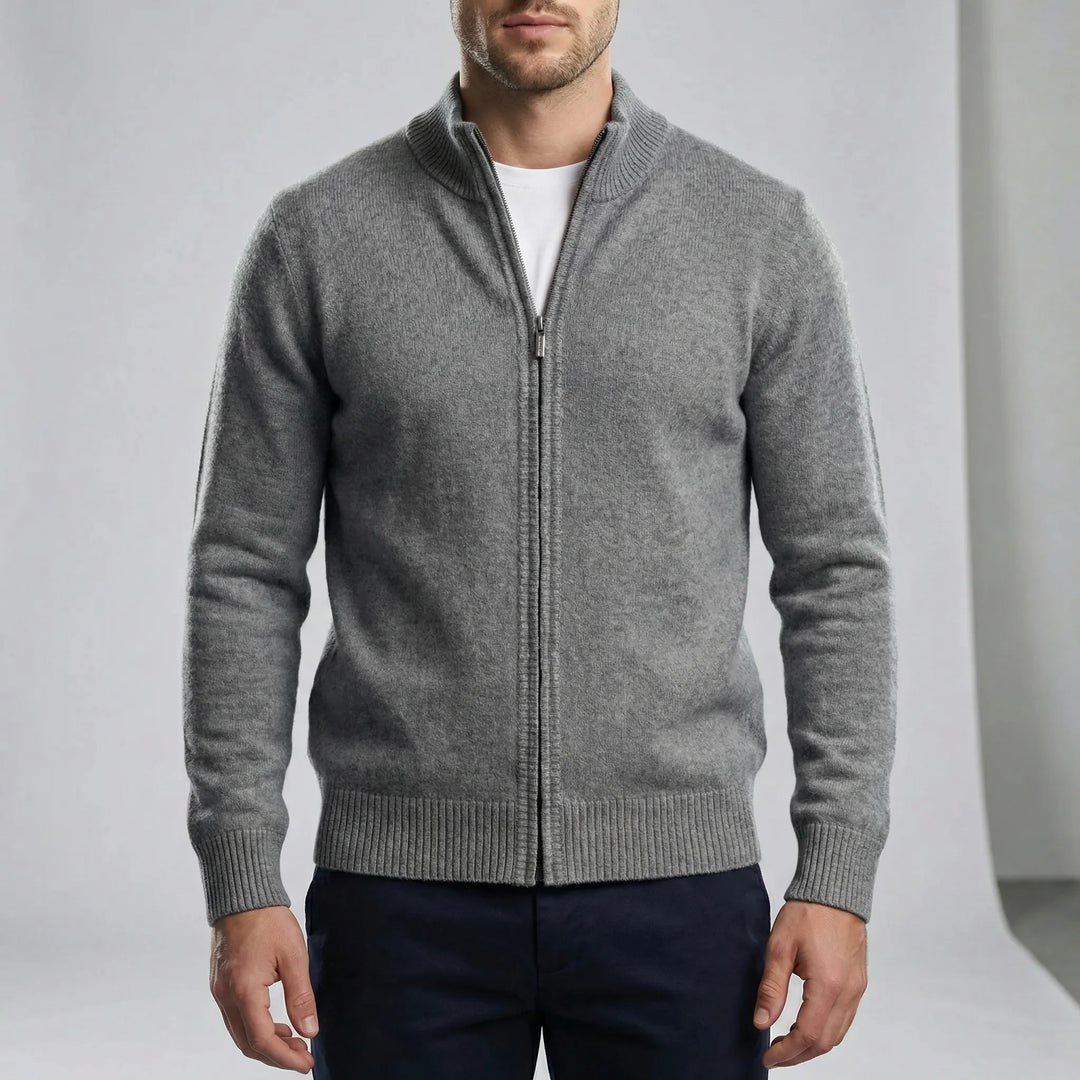 Mångsidig herrkofta/cardigan med dragkedja. Bekvämt stickat plagg i regular fit för herrkläder.