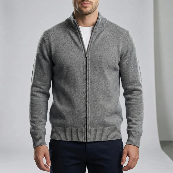 Mångsidig herrkofta/cardigan med dragkedja. Bekvämt stickat plagg i regular fit för herrkläder.