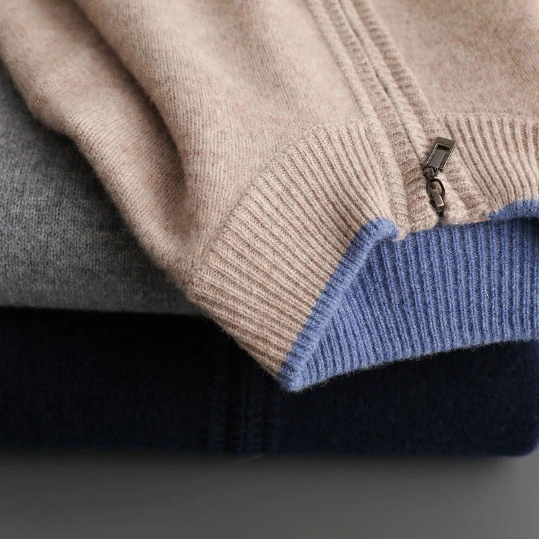 Herrmode: stickad herrkofta med dragkedja. Regular fit för en avslappnad men stilren look.
