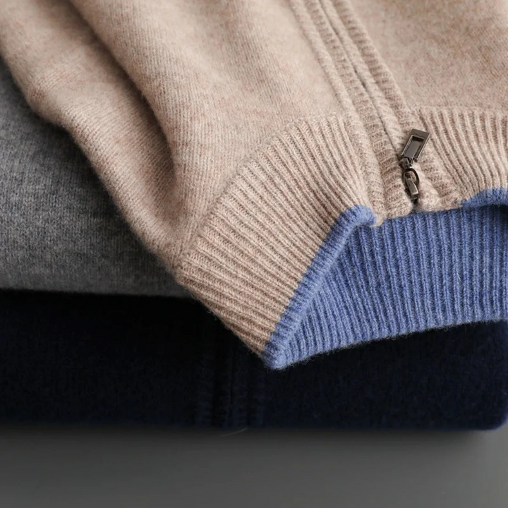 Herrmode: stickad herrkofta med dragkedja. Regular fit för en avslappnad men stilren look.